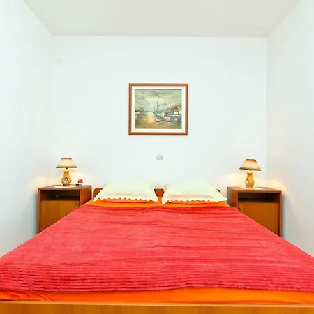 Sinisa 1925 Apartment
